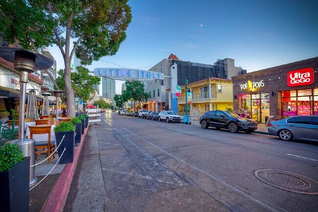Building Photo - Little Italy Modern Townhome, 2 En Suite Bedrooms on Separate Levels, Private Roof Deck with Suns...