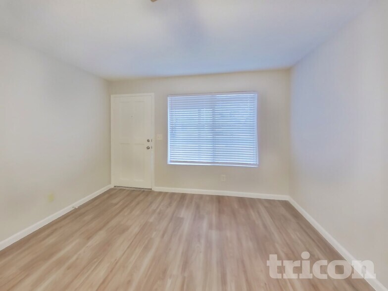 Building Photo - 904 W Yale Dr