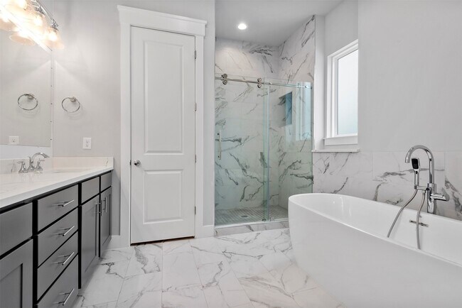 Building Photo - 909 Oak St