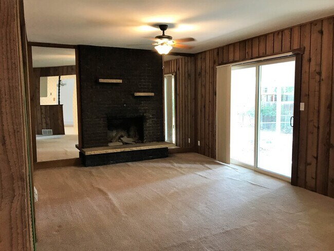 Building Photo - Spacious 3 Bed 2 Bath House Near CSU Campus!