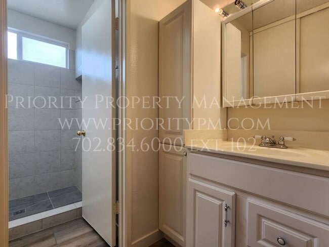 Building Photo - GREAT 3 BEDROOM SINGLE STORY IN THE SOUTHW...