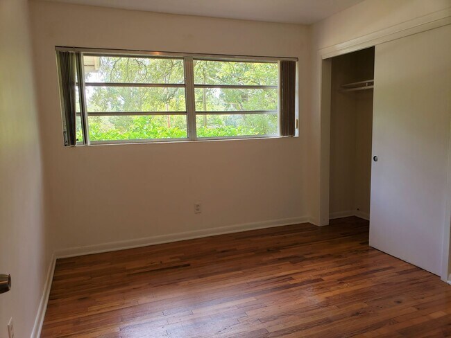 Building Photo - Charming 4 bedroom home for rent close to hospitals with wood floors. Available early August 2026...