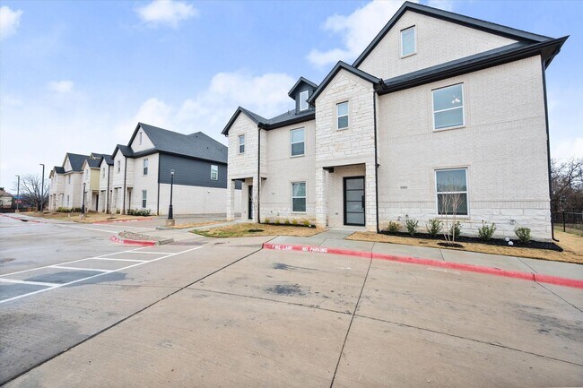 Building Photo - Brand New Luxury Townhouse in Central West Arlington
