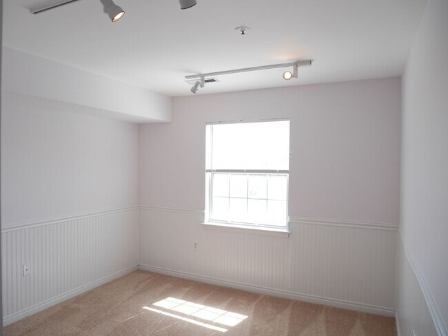 Building Photo - 2 Bedroom Condo Located in Villages of Montgomery Run- Ellicott City