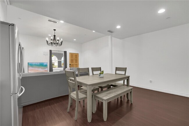 Building Photo - 2718 W Grand Ave