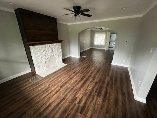 Building Photo - 3 Bedroom in Mt. Vernon!