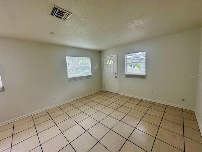 Building Photo - 1075 Lincoln Terrace