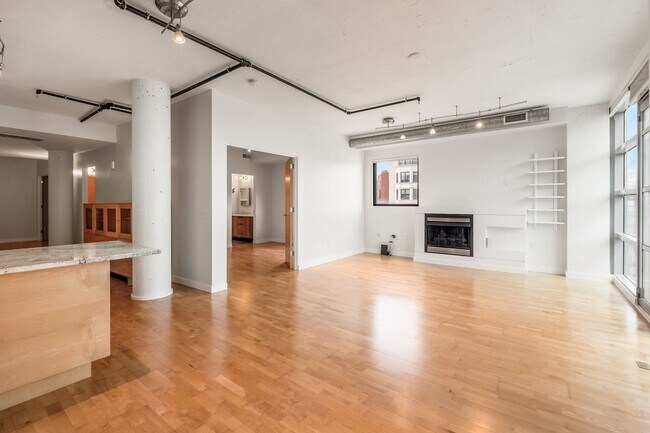 Building Photo - Enjoy all that Logan Circle and Mount Vernon Square have to offer in this modern and bright 2 bed...