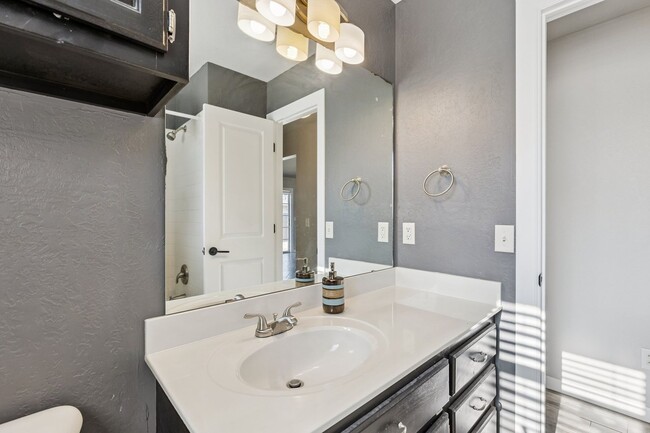 Building Photo - 824 Hunter Pl