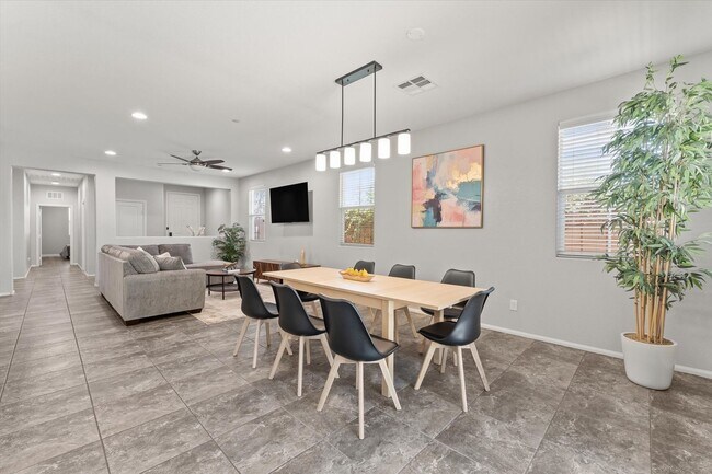 Building Photo - Luxe Sunset Retreat