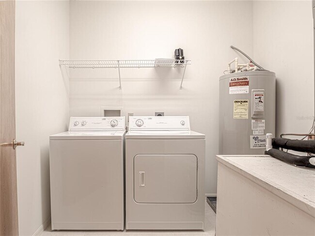 Building Photo - 920 E Lake Dr