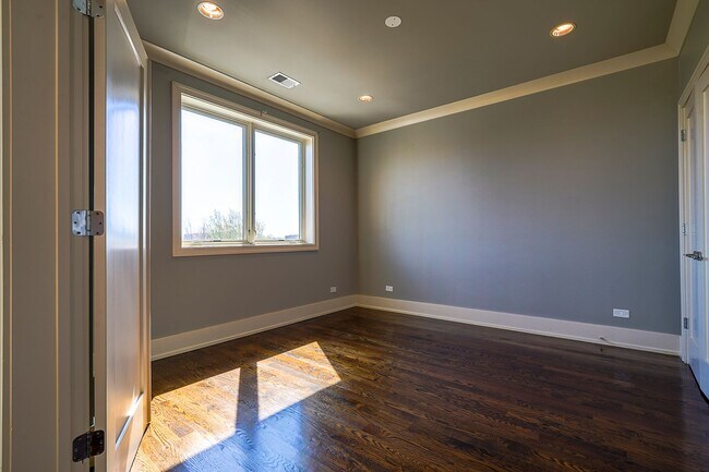 Building Photo - PRICE REDUCED!! Luxury 3BR/2BA Condo (Parking Included) – Prime Hyde Park & Modern Finishes!