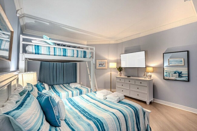 Building Photo - 10 N Forest Beach Dr