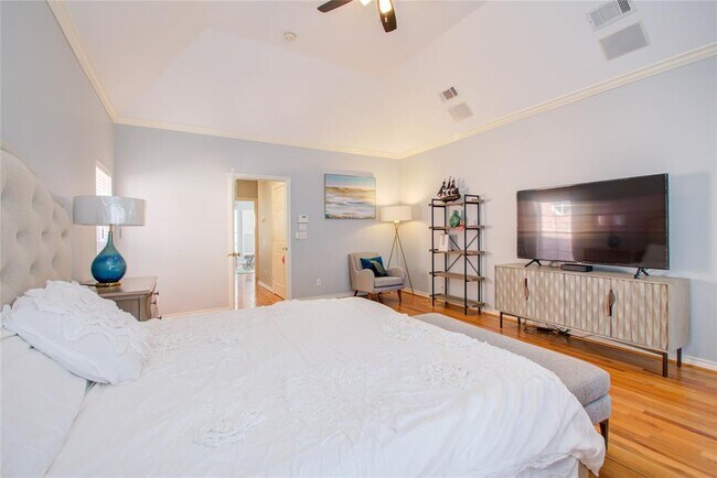 Building Photo - 1812 Staffordshire Crescent