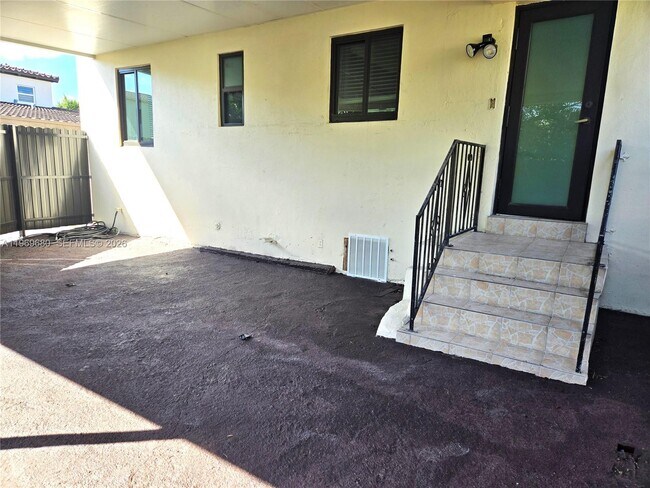 Building Photo - 323 SW 31st Ct