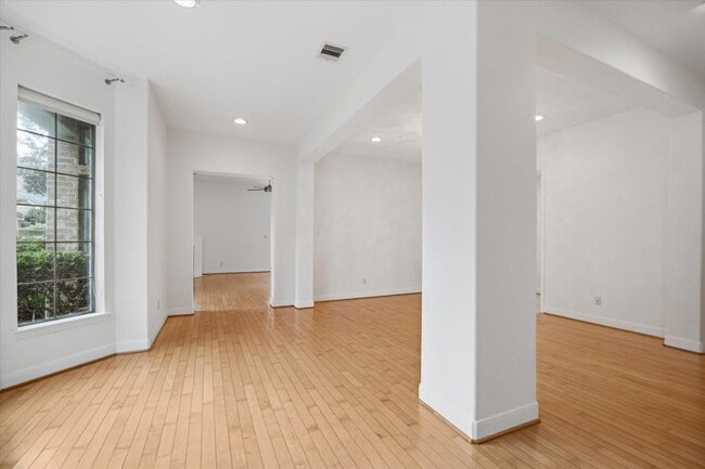 Building Photo - 95 N Mews Wood Ct