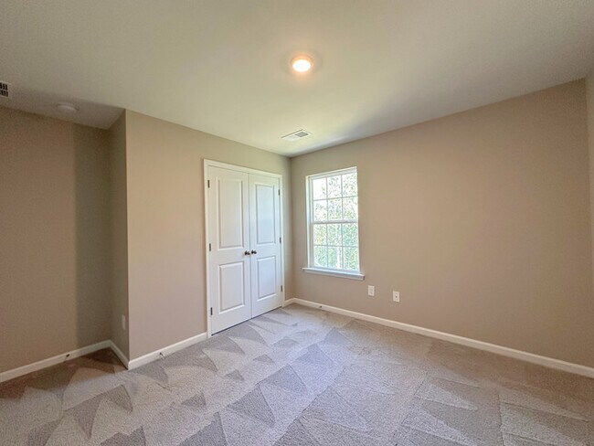 Building Photo - Spacious 4BR Home with Private Backyard Oasis