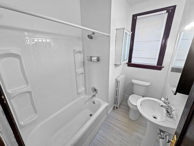 Building Photo - 2806 Hawthorne Ave