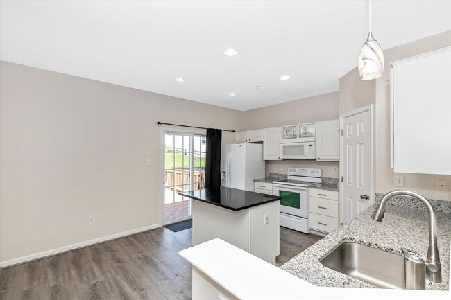 Building Photo - Twin Arch