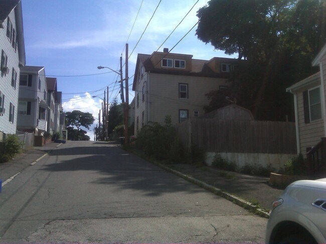 Building Photo - 19 Nichols St