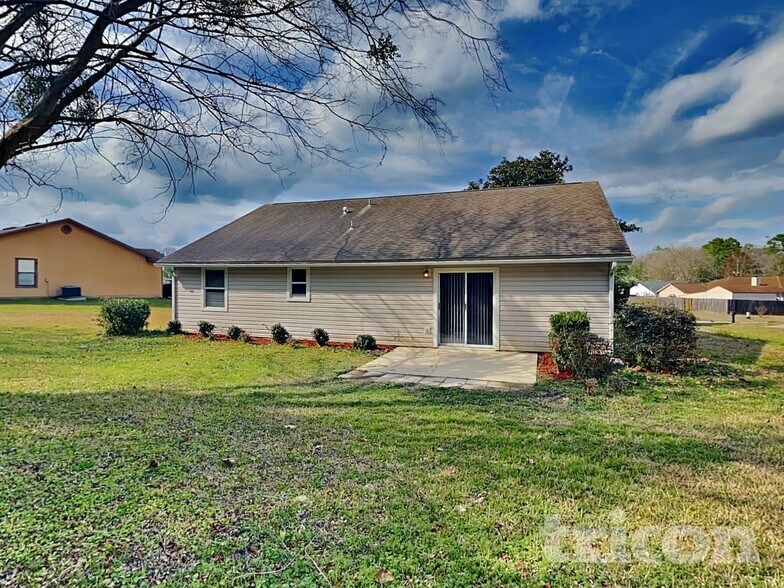 Building Photo - 635 Charles Pinckney St