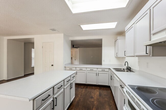 Building Photo - Spacious 3 bedroom only 8 miles from Randolph Air Force Base