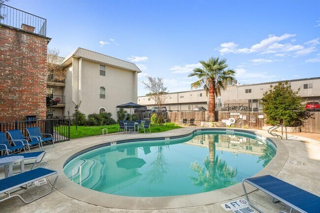 Building Photo - 910 Duncan Ln