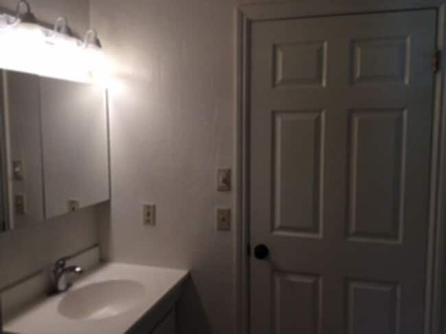 Building Photo - Light-Filled 3bedroom/2bath Near Highway &...