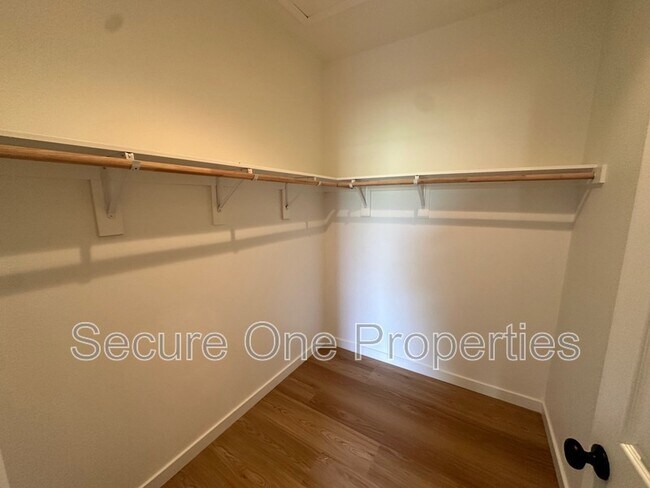 Building Photo - 379 Westlake Vista Ln