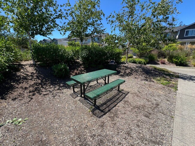 Building Photo - LIKE NEW Truly a MUST SEE! Move-in Ready