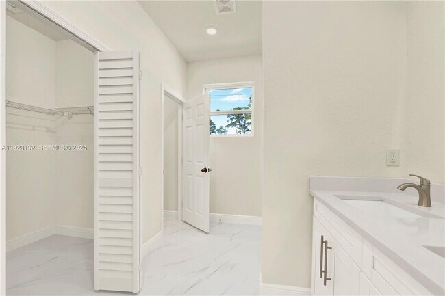 Building Photo - 2910 Flora Ave N