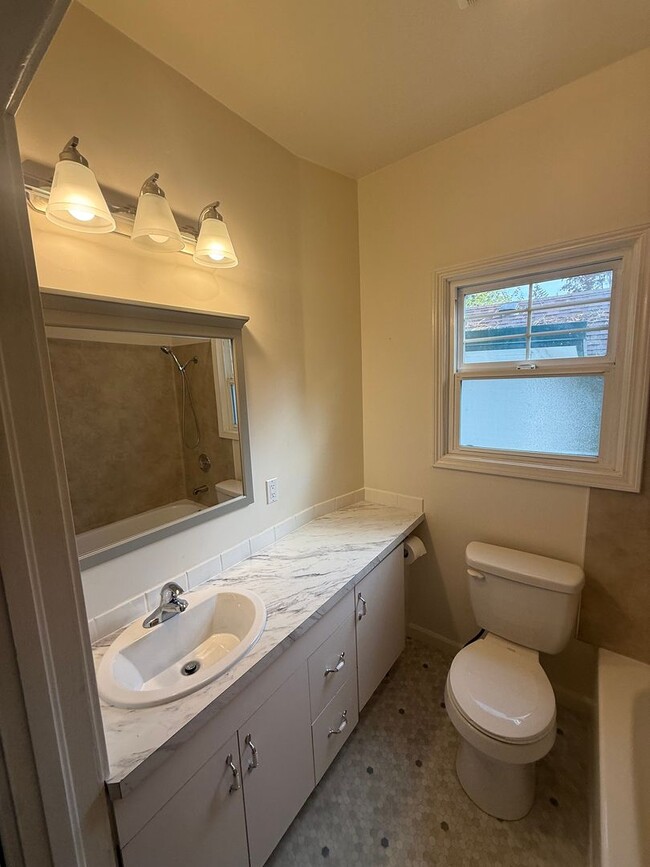 Building Photo - Charming 1BR/1BA House