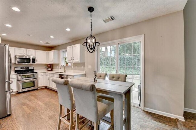 Building Photo - House 3 Beds 3 Baths