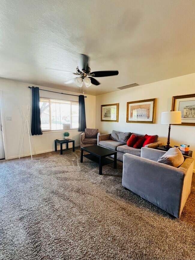 Building Photo - 1643 Stewart St