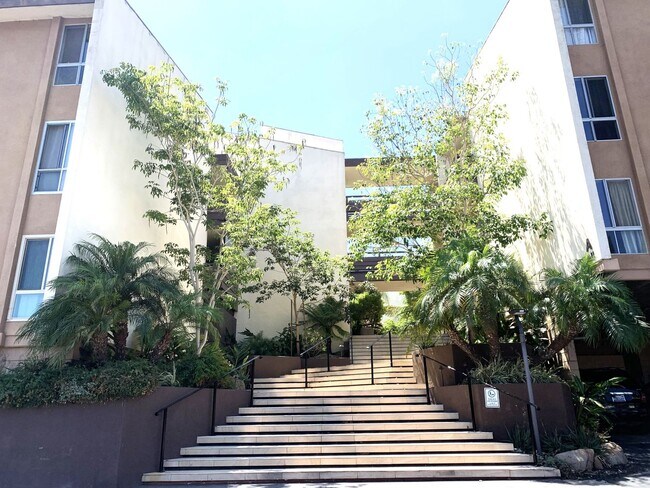 Building Photo - ****MOVE-IN SPECIAL: $500 OFF SECOND MONTH'S RENT****CHARMING 1BD/ 1BA AVAILABLE IN MISSION VALLEY!!