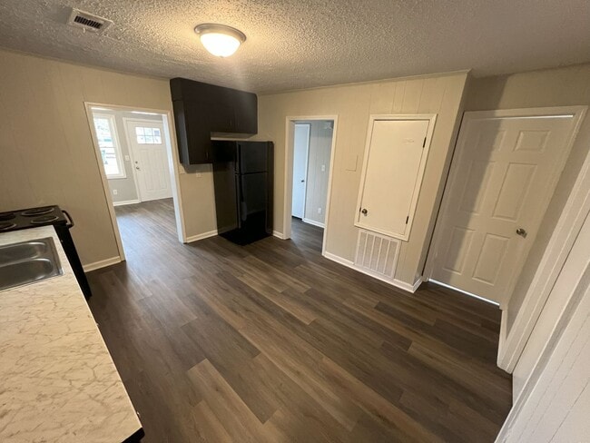 Building Photo - For Rent – Charming 3 Bedroom, 1 Bath Home