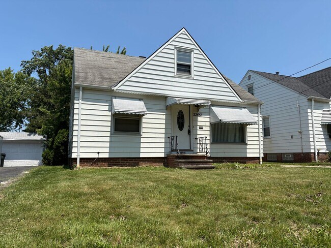 Building Photo - Completely Renovated 3 Bed - 2 Full Bath Cape Cod for Rent!