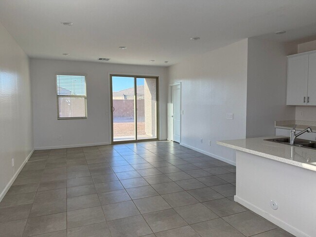 Building Photo - 2462 E Alonso Dr