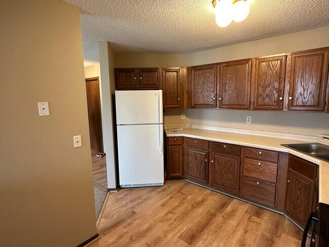Building Photo - Awesome 2 BR/1 BA Condo in a Great St. Paul Neighborhood!