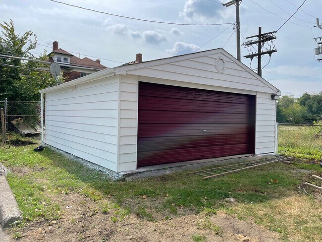 Building Photo - 1427 Calvert Ave