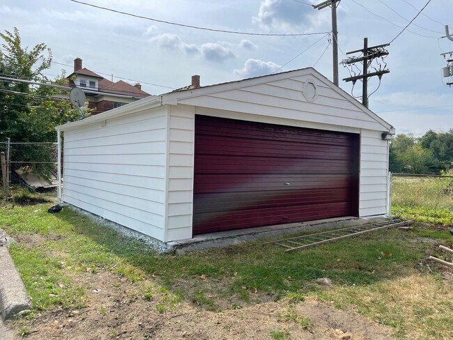 Building Photo - Calvert Duplex (The Shirley)