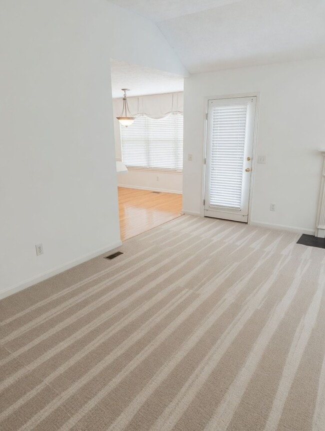 Building Photo - Spacious and beautiful Hendersonville home