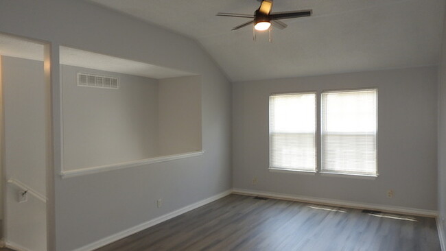 Building Photo - 3bed 1.5 bath Townhome in East Independence