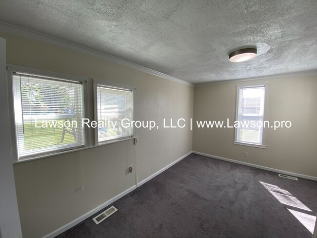 Building Photo - One Level Living with Nice Yard