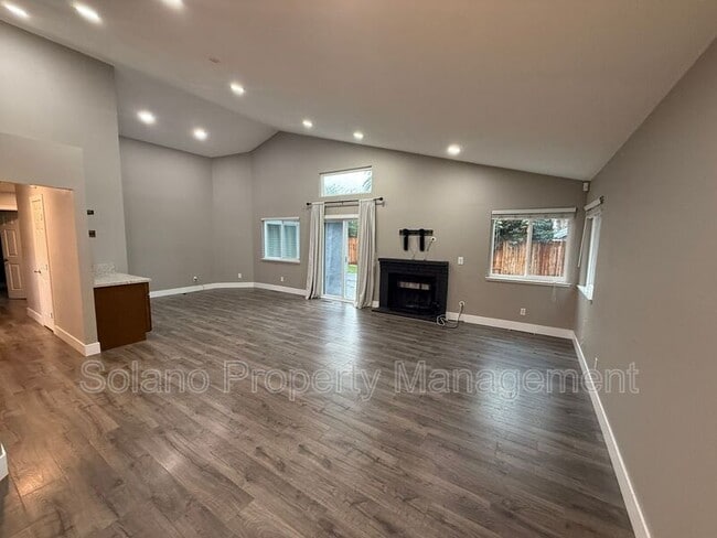 Building Photo - 921 Hickory Ave