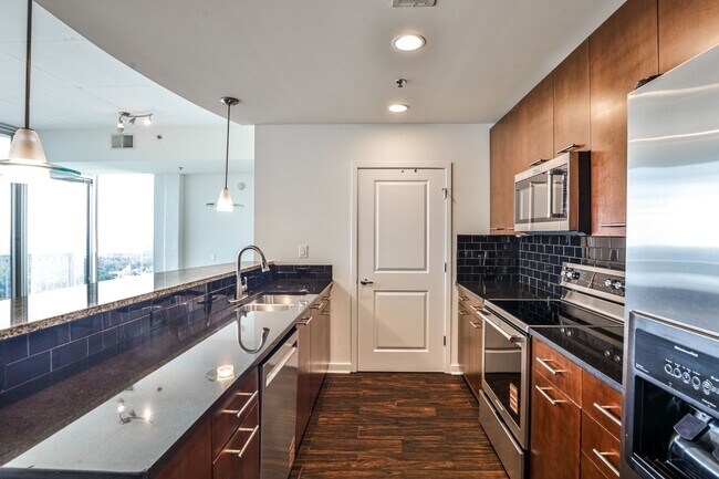 Building Photo - Luxury 28th Floor 2 Bedroom Condo For Leas...