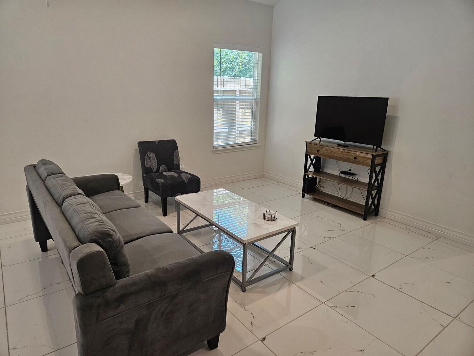 Building Photo - 702 5th St