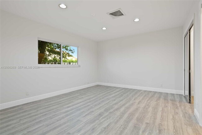 Building Photo - 8881 N Lake Dasha Dr