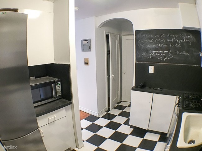 Building Photo - 135 Willow St