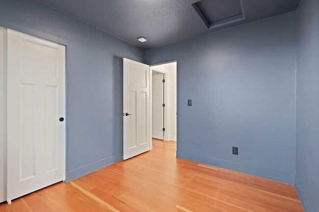 Building Photo - Beautiful 3-bdrm/2.5-bath contemporary craft home w/ lots of character. A/C, fireplace, fenced ba...